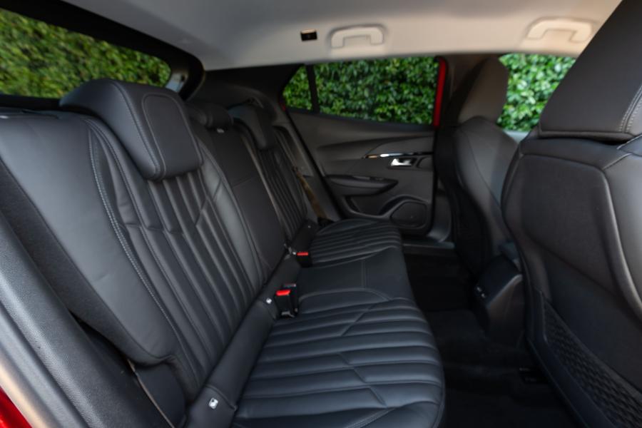 Интерьер Peugeot 2008 2019 года  (WW) (фото 2 из 42)